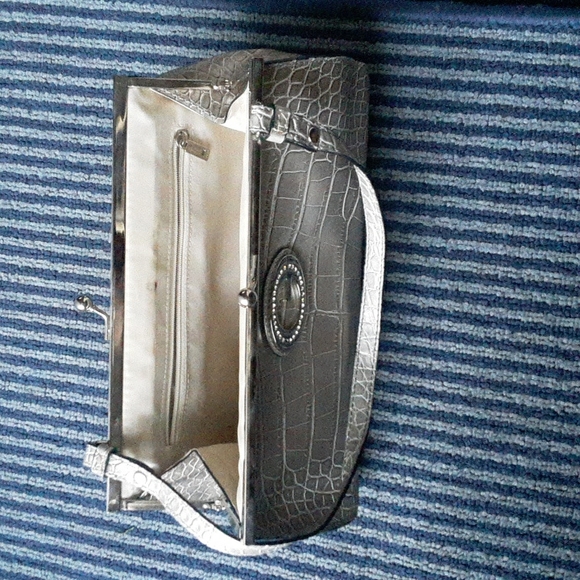 GUESS Croc-Embossed Patent Leather Purse/Handbag with Guess Signature Monogram - Picture 9 of 13